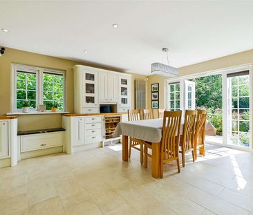 A five bedroom modern family home in a cul de sac location on the p... - Photo 2