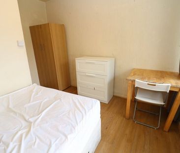 Room in a Shared Flat, Jenkinson House, E2 - Photo 1