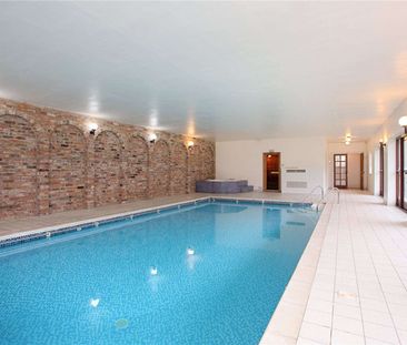 A spacious 5 bedroom detached house with indoor swimming pool, jacu... - Photo 4