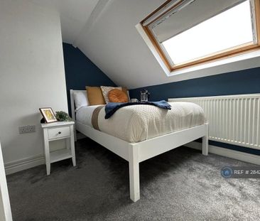 1 bedroom in a house share to rent - Photo 2