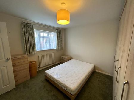 Tychbourne Drive, Guildford - 3 bedrooms Property for lettings - Seymours - Photo 4