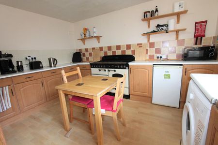 3 bedroom flat to rent - Photo 5