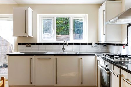 Hardy Road, London, SW19 ground floor flat to rent - Photo 4