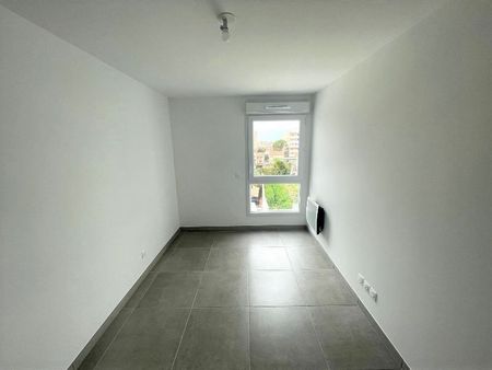 Appartement 3 pièces 63m2 MARSEILLE 4EME 1 185 euros - Photo 5