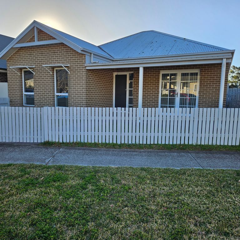 Warm and Welcoming 3 Bedroom Home - Photo 1