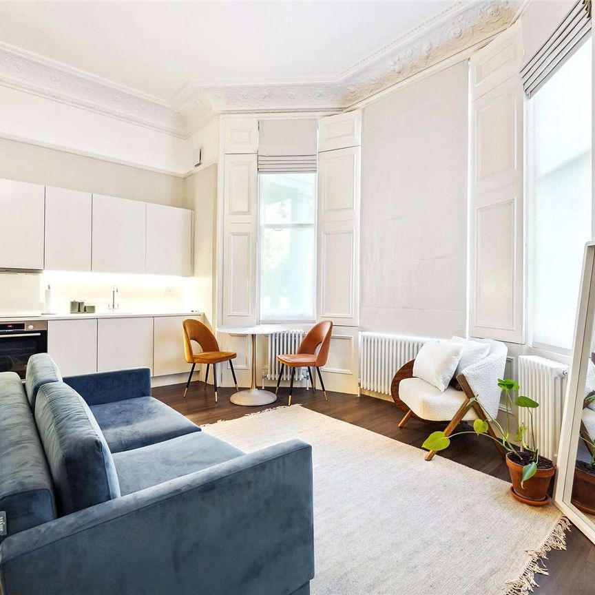 Naturally bright, spacious ground floor studio apartment in the heart of South Kensington. No parking available with this property - Photo 1