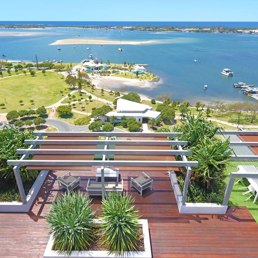 2 Bedroom, 2 Bathroom Sun Drenched Unfurnished Apartment with stunning views of the Broadwater. - Photo 1