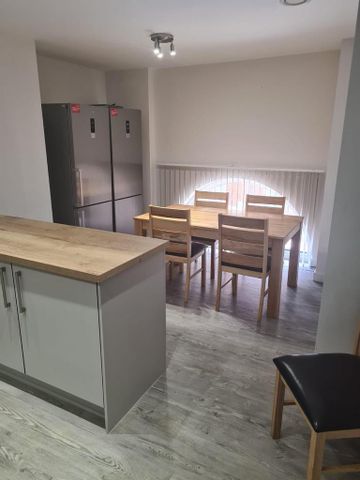 4 bedroom flat to rent - Photo 2