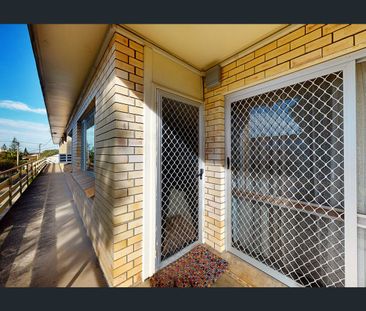 2-Bedroom Low Maintenance Living - 100 Meters To The Water - Photo 5