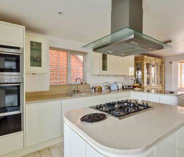 5 Bedroom House - Chaffinch Road, Four Marks - Photo 4