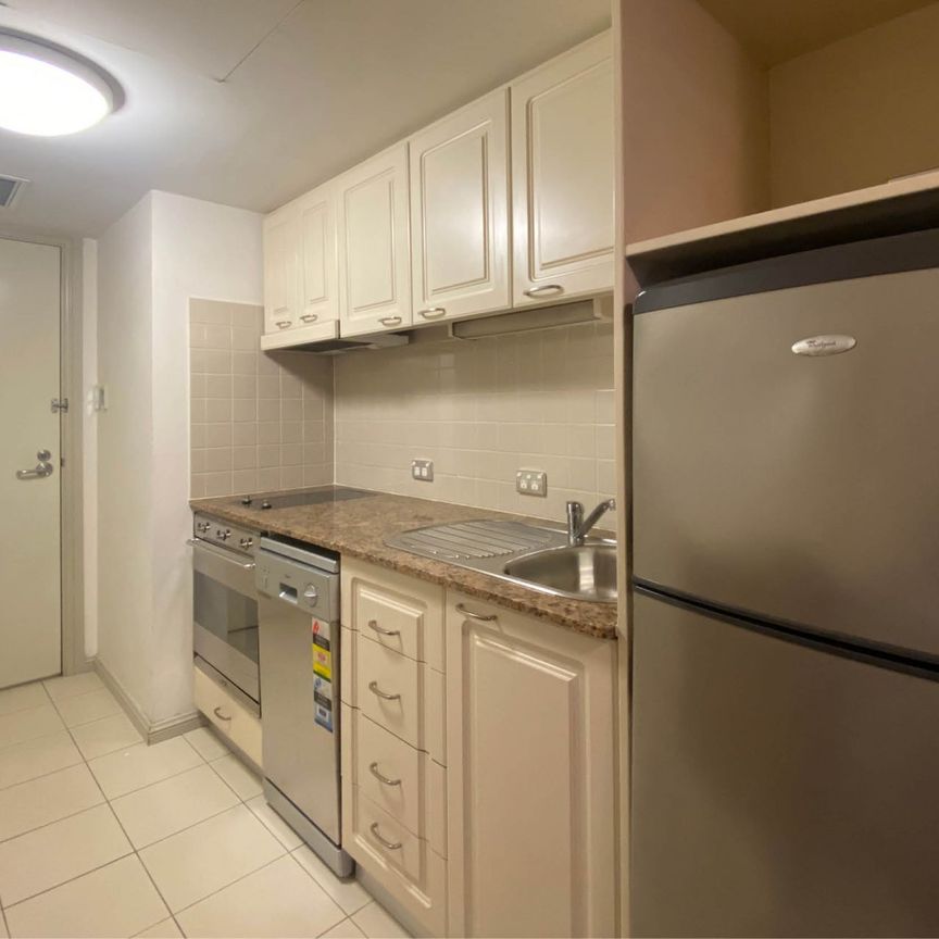 ENJOY ABSOLUTE CONVENIENCE WITH CIRCULAR QUAY LOCATION | Unfurnished - Photo 1