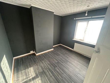 PETERBOROUGH - Photo 2