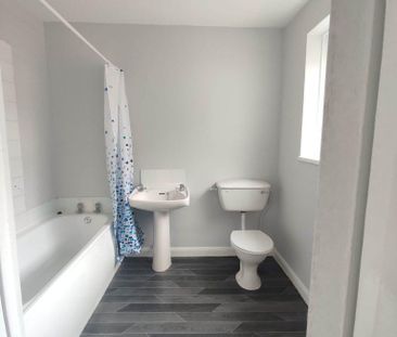2 bedroom terraced house to rent - Photo 4