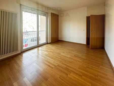 RENOVATED APARTMENT FIRST RENT FREE - Photo 3