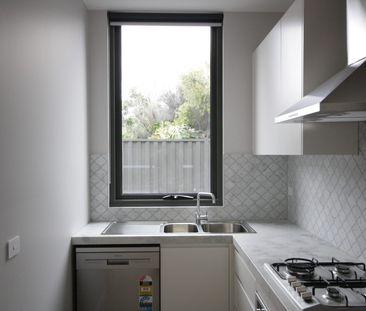 2/36 Royal Ave, Springvale, Vic 3171 - Photo 6