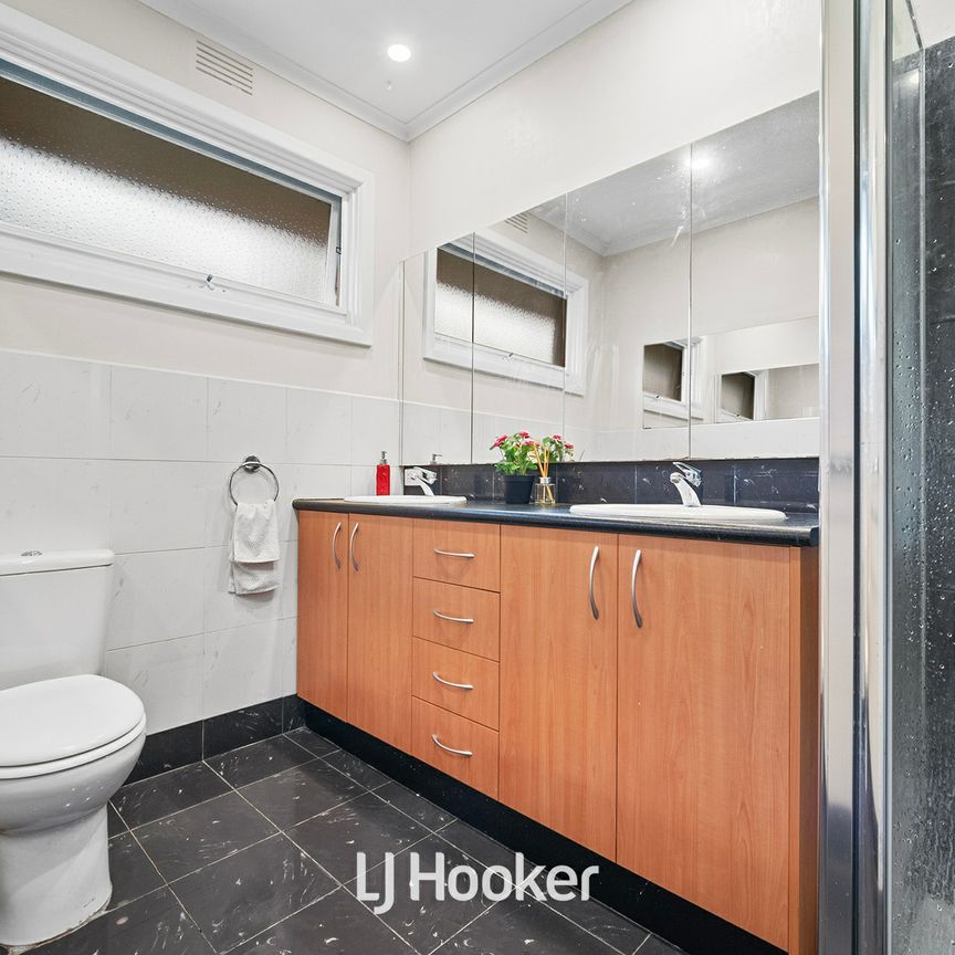 Immaculate 3-Bedroom Home with Multiple Living Area Perfect for Families to Move In !! - Photo 1