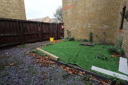 Isambard Place, London, SE16 - Photo 4