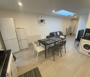 1 bedroom in a flat share to rent - Photo 4