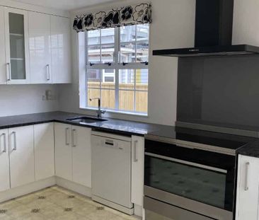 Charming Three-Bedroom Home with Fantastic Indoor-Outdoor Living - Photo 5