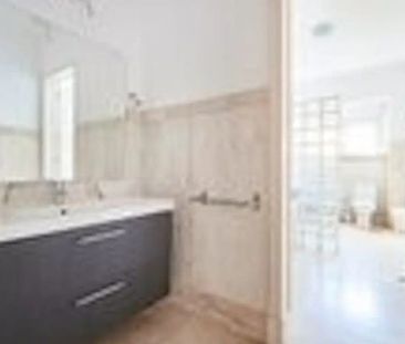 Room in a shared 5-bedroom apartment for rent in Lisbon - Foto 3