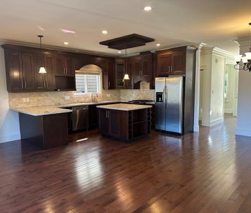 Charming Upper-Level 3-bedroom 2.5-bathroom Family Home - Photo 3