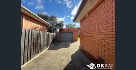 Conveniently Located in St Albans - Photo 3