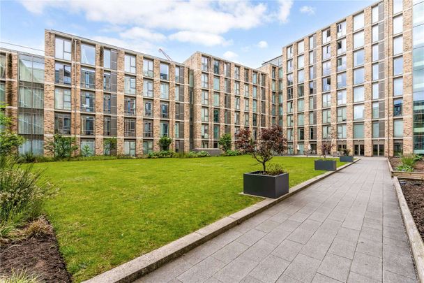 One double bedroom apartment in the highly desirable Burlington Square development. - Photo 1