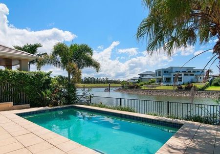 Spacious Waterfront Family Home in Helensvale! - Photo 3