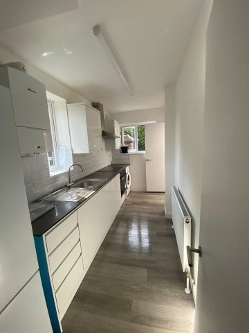 4 bedroom end of terrace house to rent - Photo 4