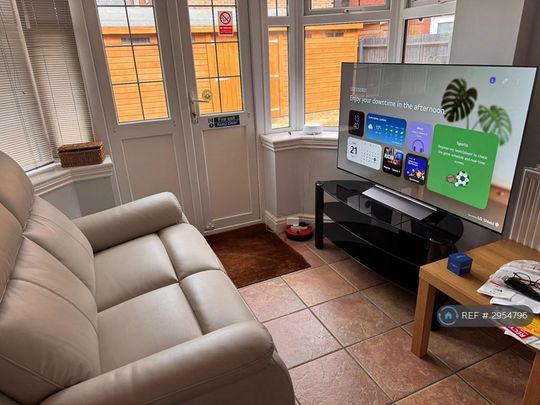1 bedroom in a house share to rent - Photo 1
