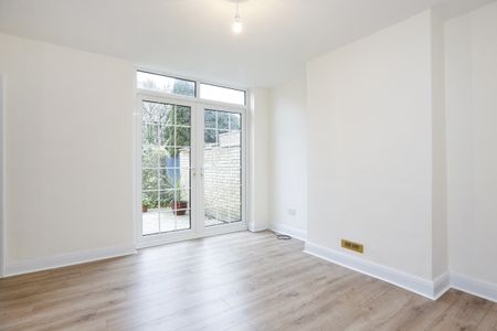 4 bedroom semi-detached house to rent - Photo 2