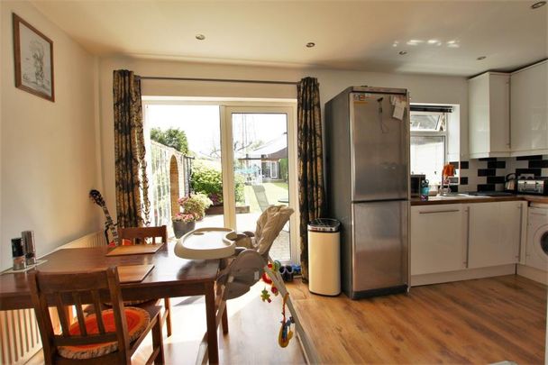 Hart Road, Byfleet - 3 bedrooms Property for lettings - Seymours - Photo 1