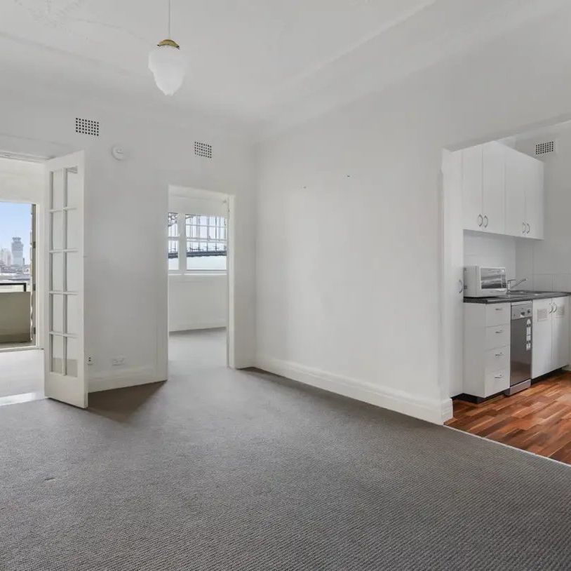 HARBOURSIDE SERENITY IN CHARMING ART DECO APARTMENT - Photo 1