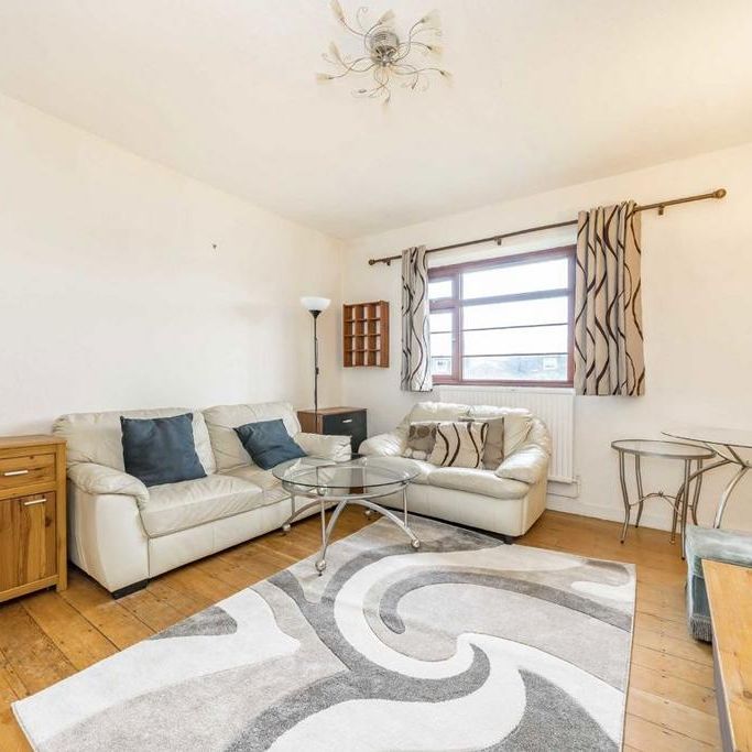 3 bedroom flat to rent - Photo 1