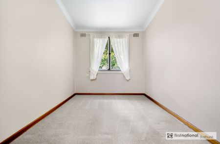 Charming 4-Bedroom Cottage - Photo 4