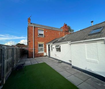 3 bedroom Semi-Detached House to let - Photo 5