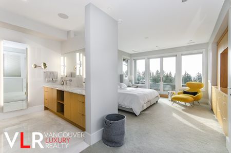 House in West Vancouver, BC - Photo 3