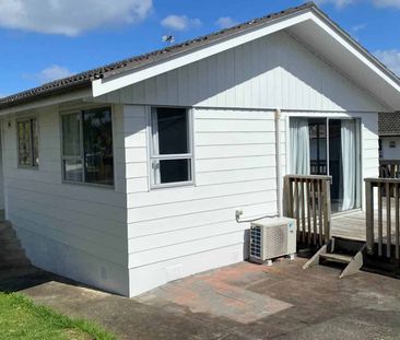 Stunning 3 Bedroom Home with Double Garage! - Photo 4