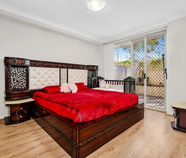 MASSIVE GROUND FLOOR 3BEDROOM PLUS STUDY PLUS 2 CAR - Photo 4