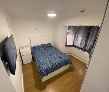 5 bedroom detached house to rent - Photo 2