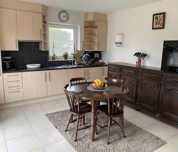 Ruim gelijkvloers appartement met terras en carport. - Photo 2