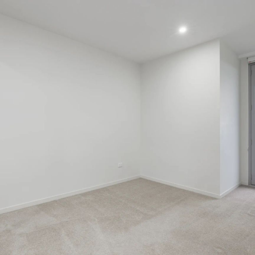 Executive apartment enjoys elevated views out to the skyline - Photo 1