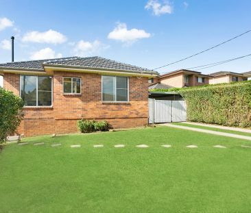 Cozy Three Bedroom Family Home in Prime Location - Photo 2