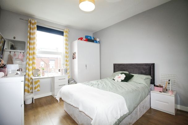 BILLS INCLUDED – Delph Mount, Woodhouse, Leeds, LS6 2HS - Photo 1
