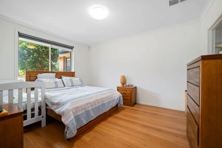 Spacious Family Home in Quiet Werribee Court – Perfect for Entertaining - Photo 2