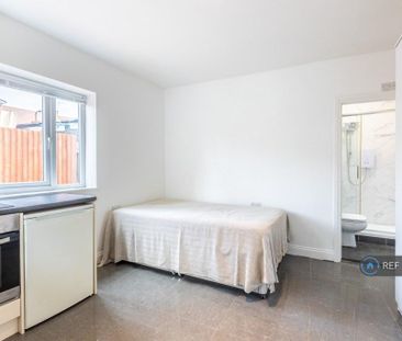 Studio to rent - Photo 2