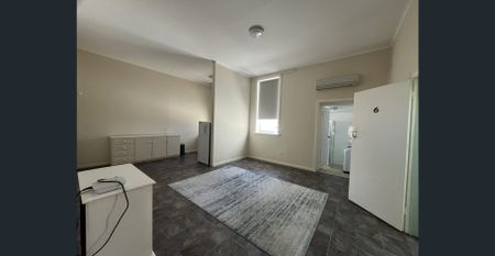 Central unit overlooking CBD - Photo 2