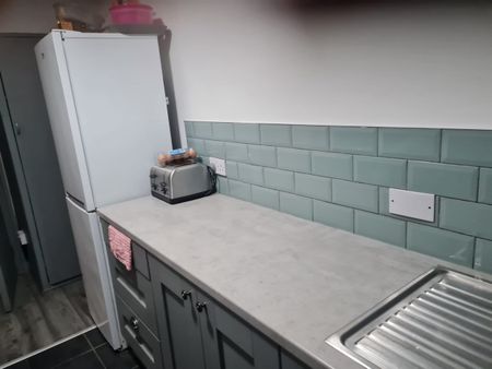 Room in a Shared House, Eskburn Road, L13 - Photo 4
