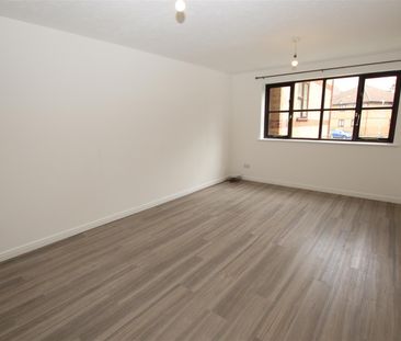 2 bedroom Flat to let - Photo 2