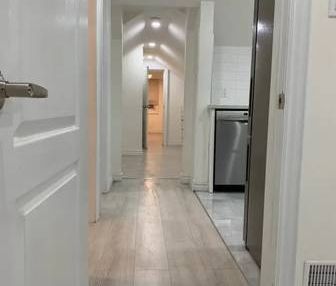 1 bedroom basement suite close to UofT $1400 - Photo 2